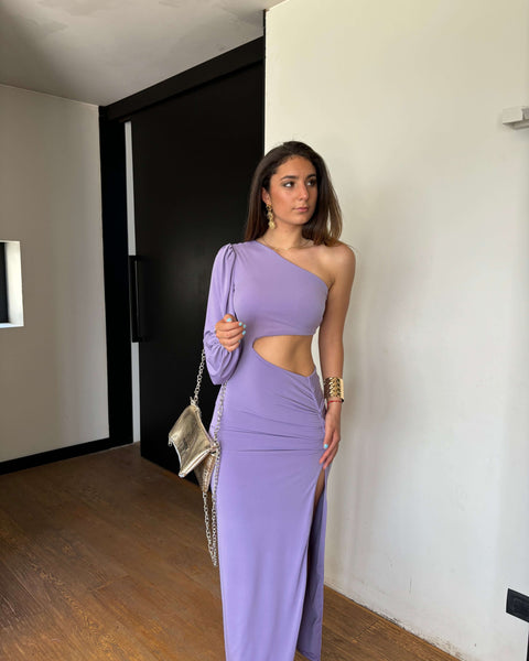 Mujer luciendo vestido largo elegante lila, ideal para gala y graduación, con asimetría y corte en el abdomen.