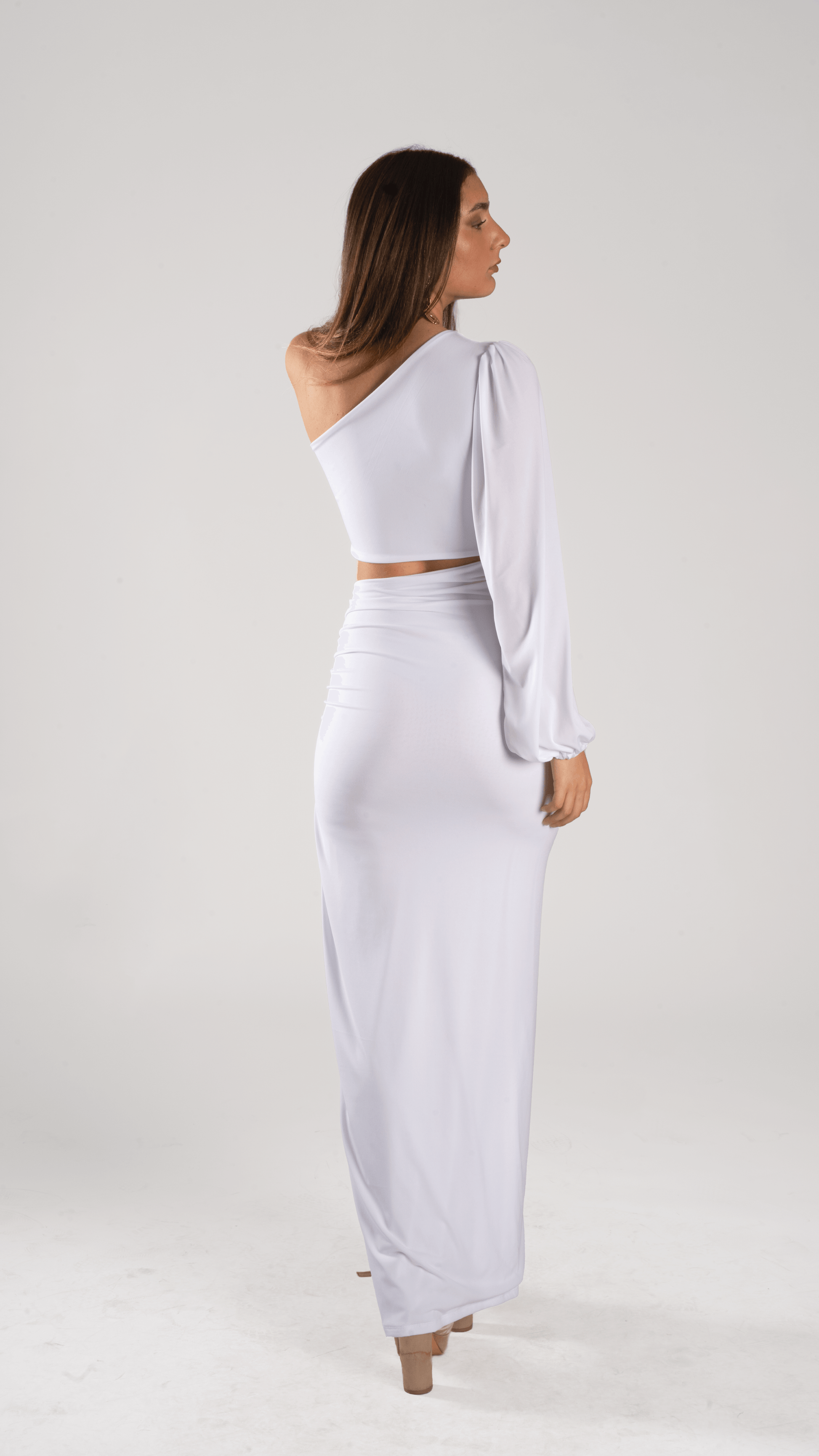 Vestido Bianca Blanco elegante para ceremonias en la playa, disponible en Chile, perfecto para novias informales.