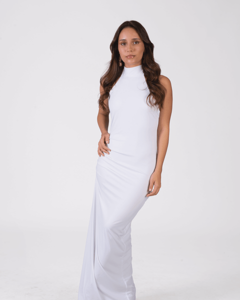 Vestido Carmina blanco elegante, ideal para bodas civiles y ceremonias en la playa. Disponible con envío a todo Chile.