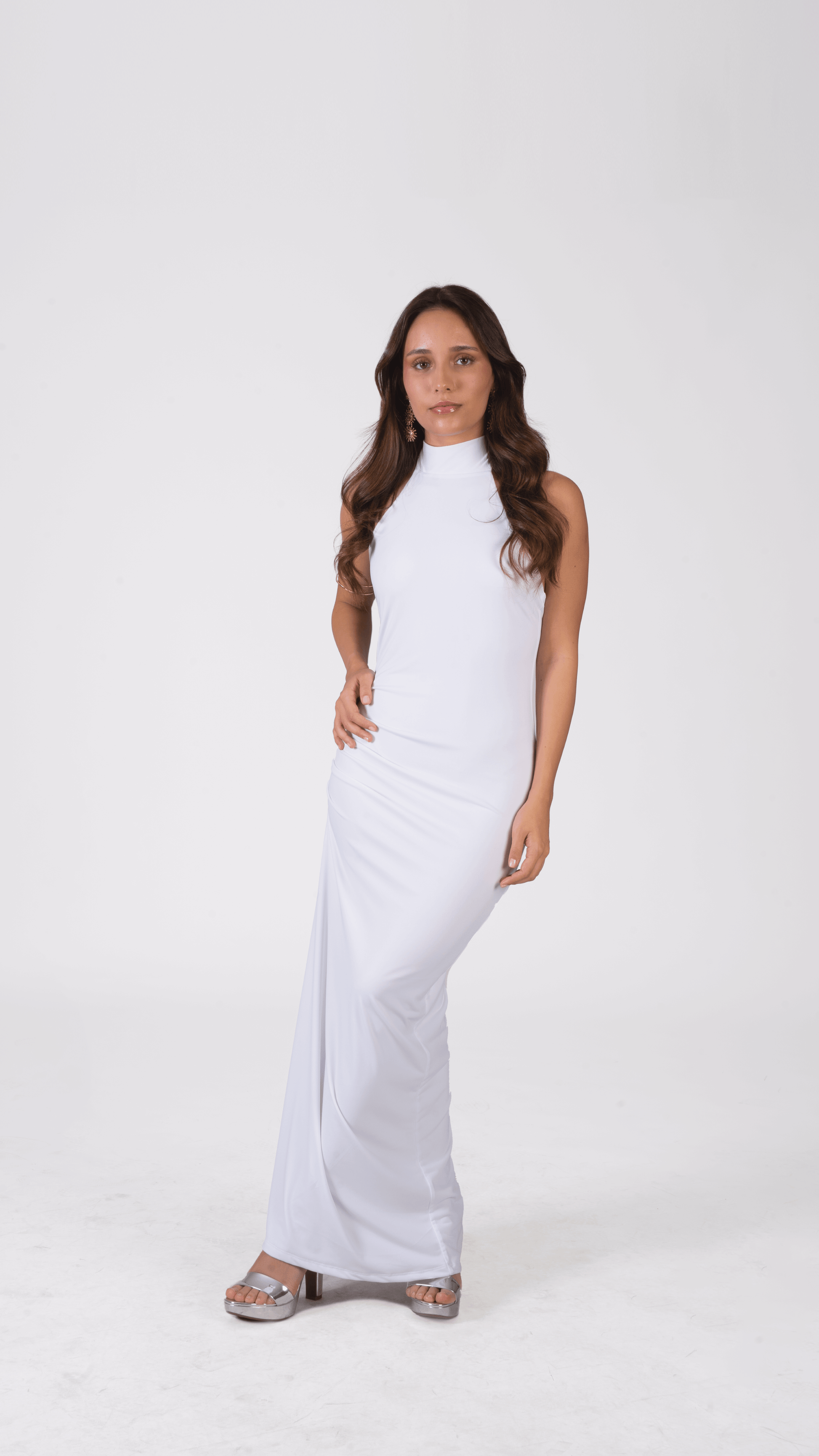 Vestido Carmina blanco elegante, ideal para bodas civiles y ceremonias en la playa. Disponible con envío a todo Chile.