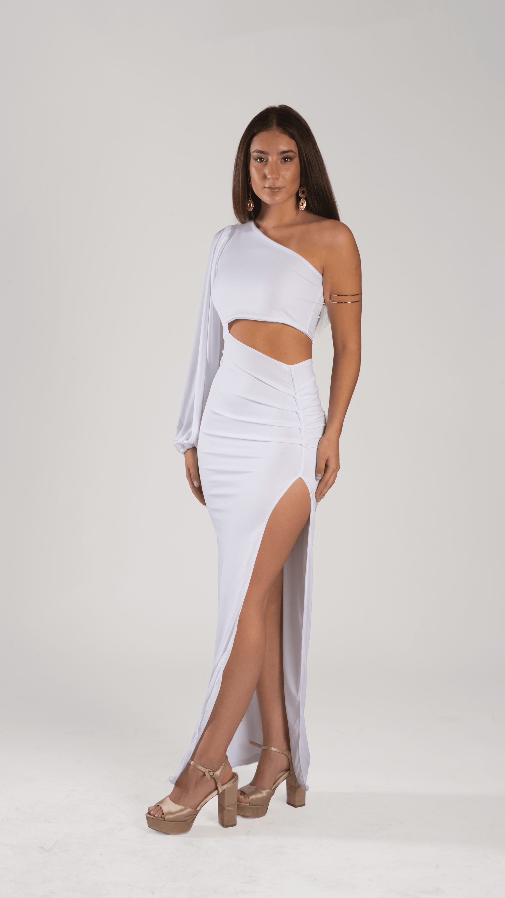 Vestido Bianca Blanco: elegante diseño blanco con corte asimétrico, ideal para bodas y ceremonias en la playa en Chile.