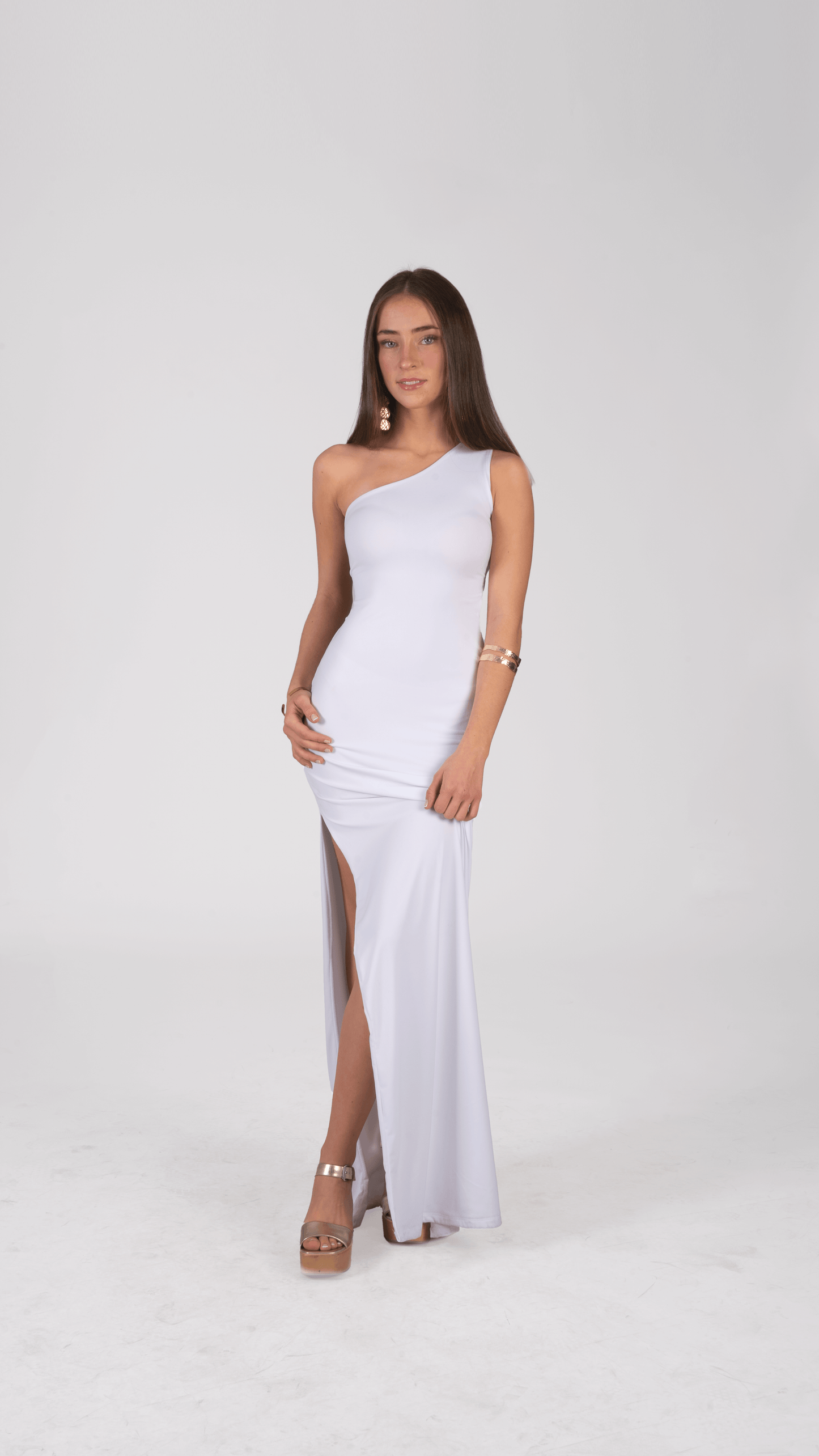Vestido Gianna blanco elegante con corte sirena, ideal para ceremonias de matrimonio civil y bodas en la playa, envío a todo Chile.