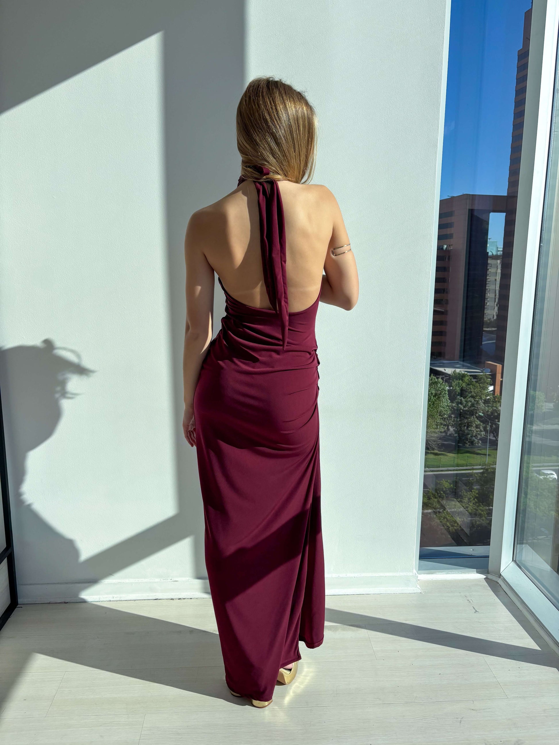 Vestido Carmina Burdeo de espalda descubierta, elegante y elasticado, ideal para bodas y graduación.