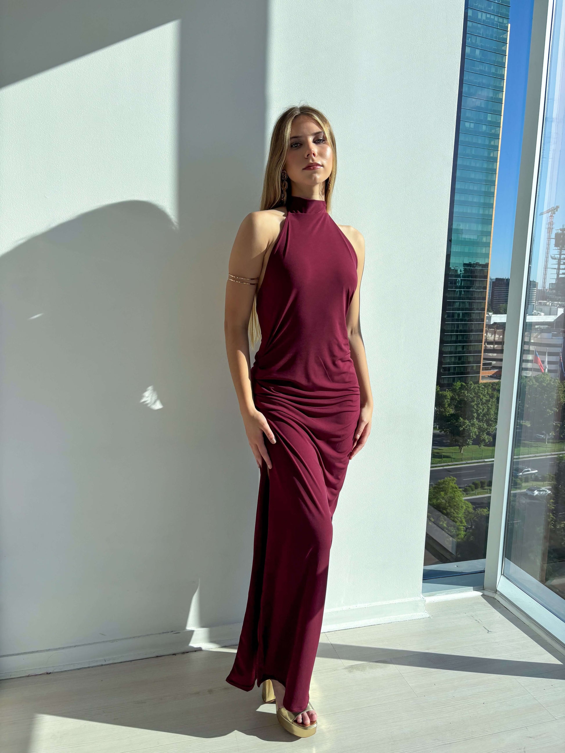 Vestido Carmina Burdeo, elegante vestido de fiesta con corte sirena y espalda descubierta ideal para matrimonios.