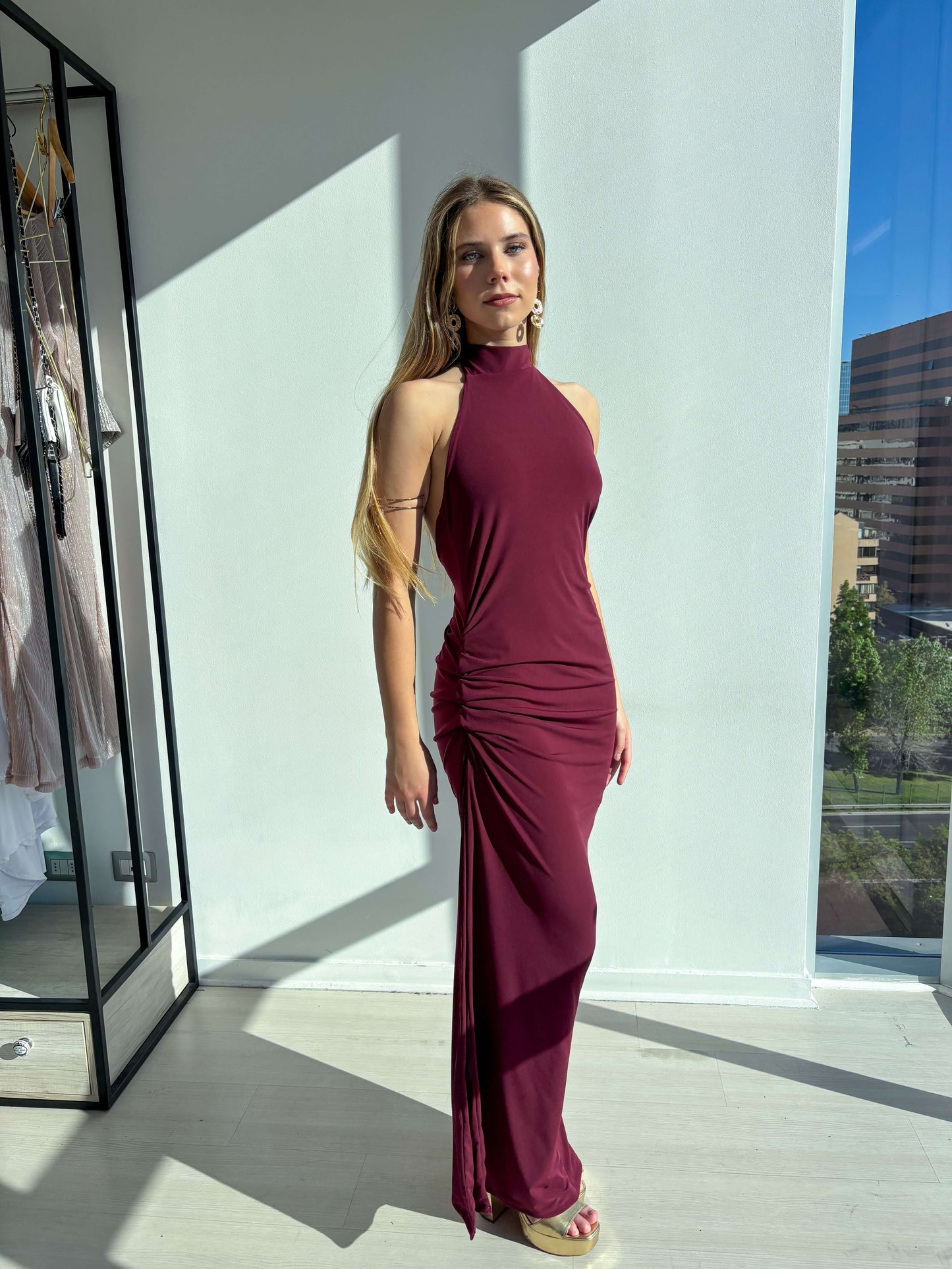 Vestido Carmina Burdeo en color burdeos, elegante vestido de fiesta con corte sirena y tajo en la pierna.