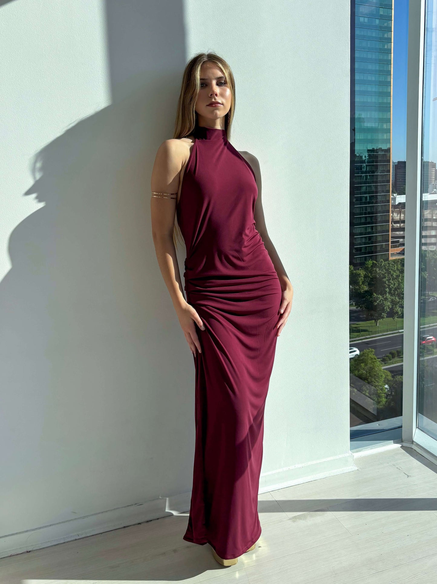 Vestido Carmina Burdeo elástico en burdeos, elegante y moderno, ideal para matrimonios y eventos formales.