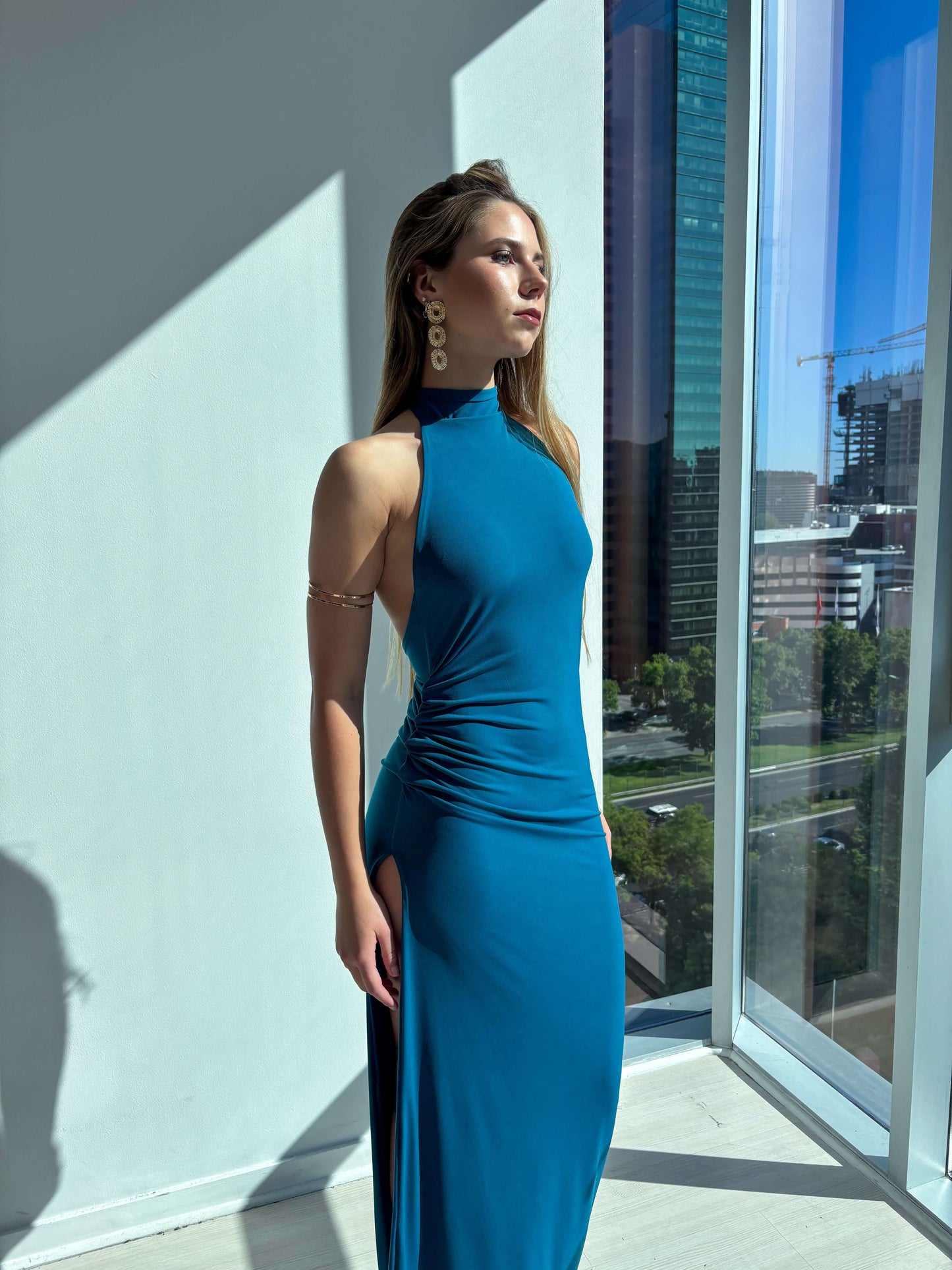 Vestido Carmina Petróleo, elegante vestido de fiesta de corte sirena, perfecto para matrimonios y graduaciones.