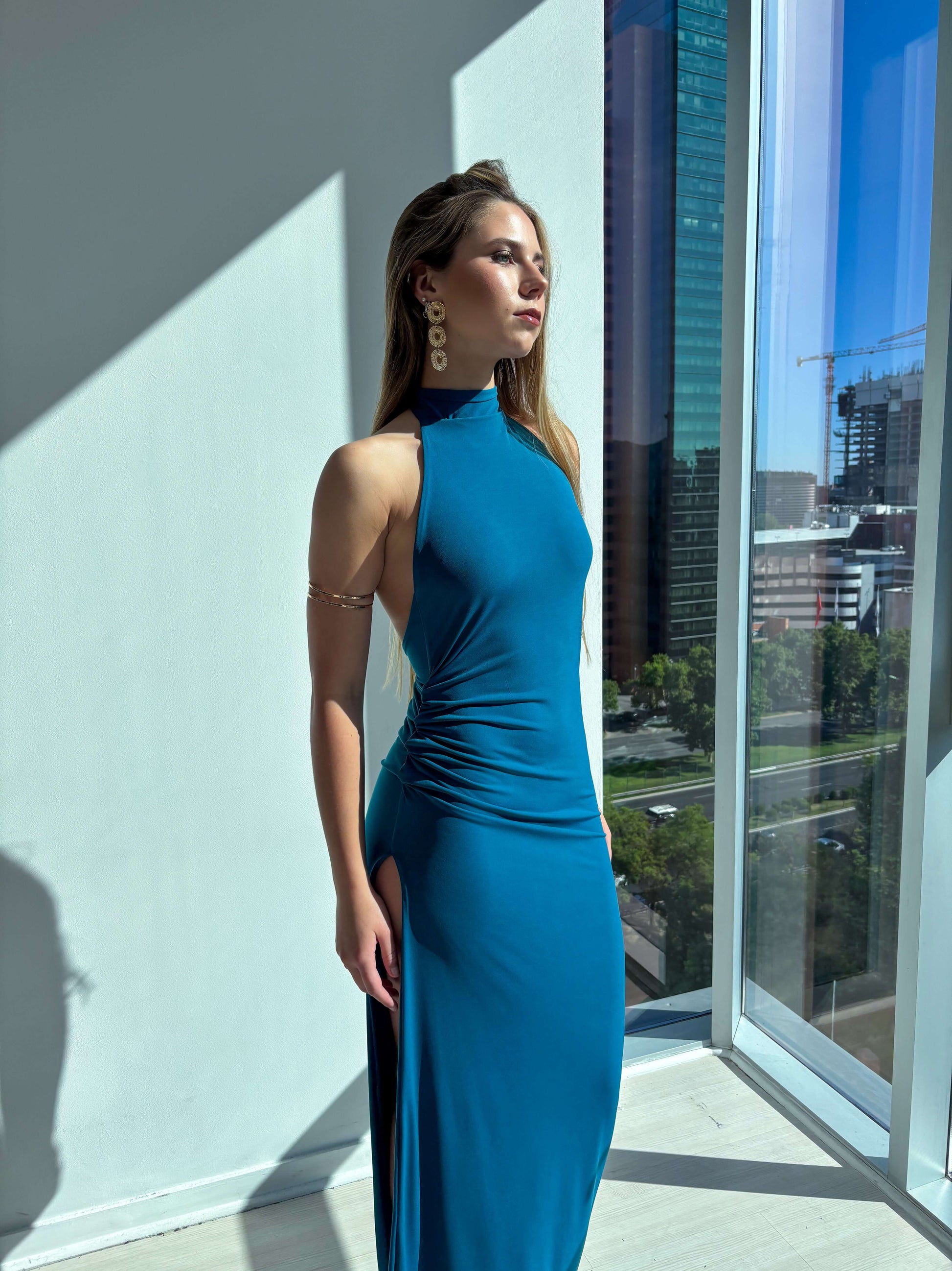 Vestido Carmina Petróleo, elegante vestido de fiesta de corte sirena, perfecto para matrimonios y graduaciones.