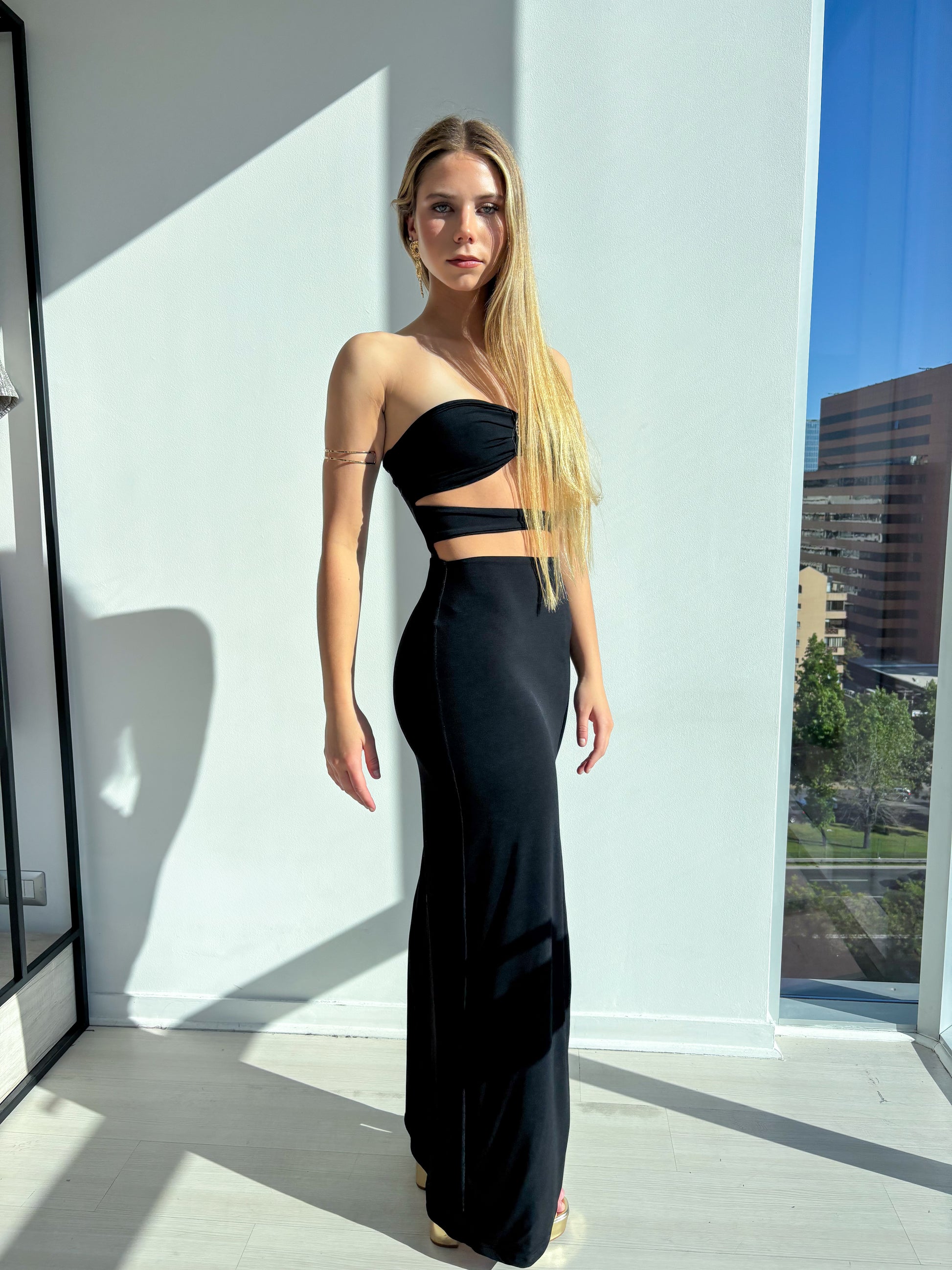 Vestido de fiesta negro strapless con corte sirena y tajo, ideal para ocasiones especiales y elegante.