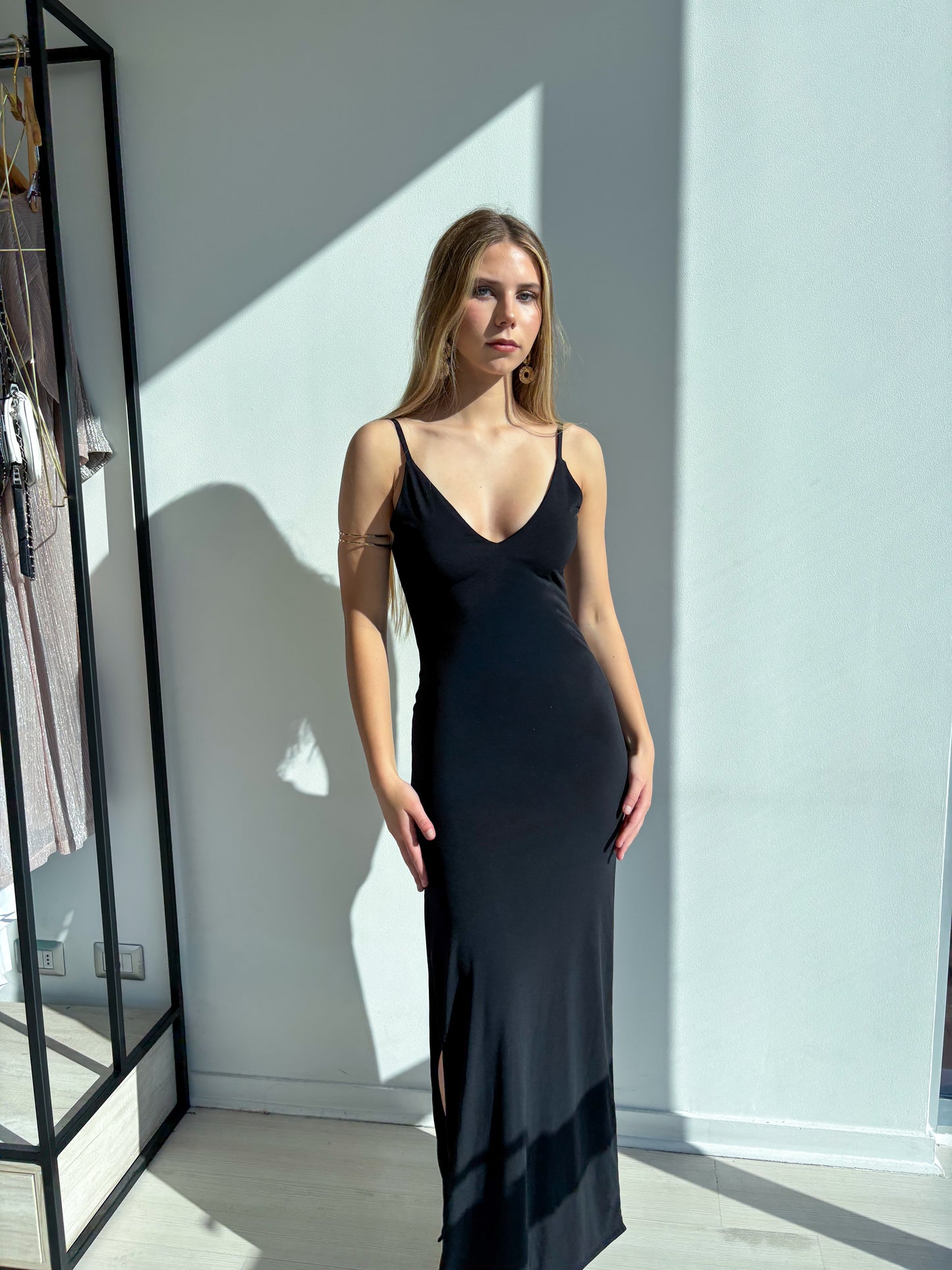 Vestido Fiorella Negro elegante, largo y ajustado, ideal para matrimonios y graduación, disponible en Vitacura.
