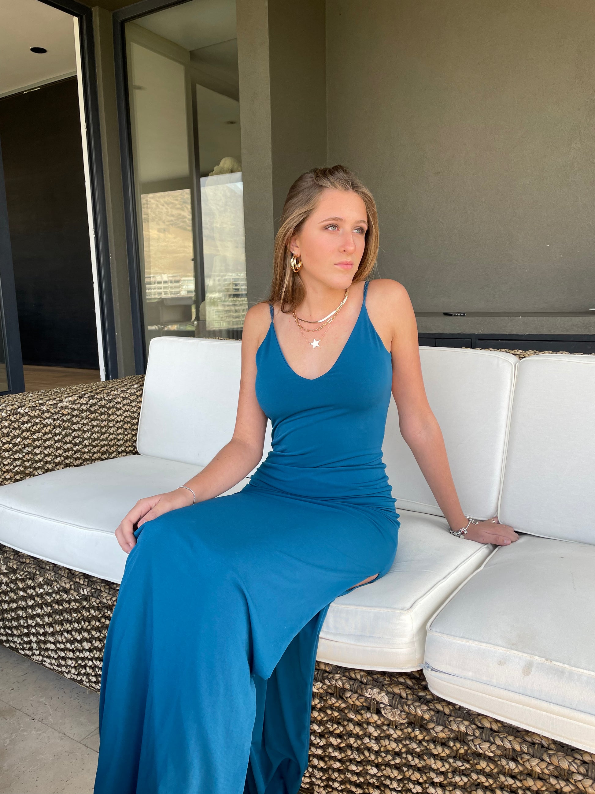 estido Fiorella petroleo en modelo elegante, vestido largo y elasticado, ideal para ocasiones especiales como matrimonios.