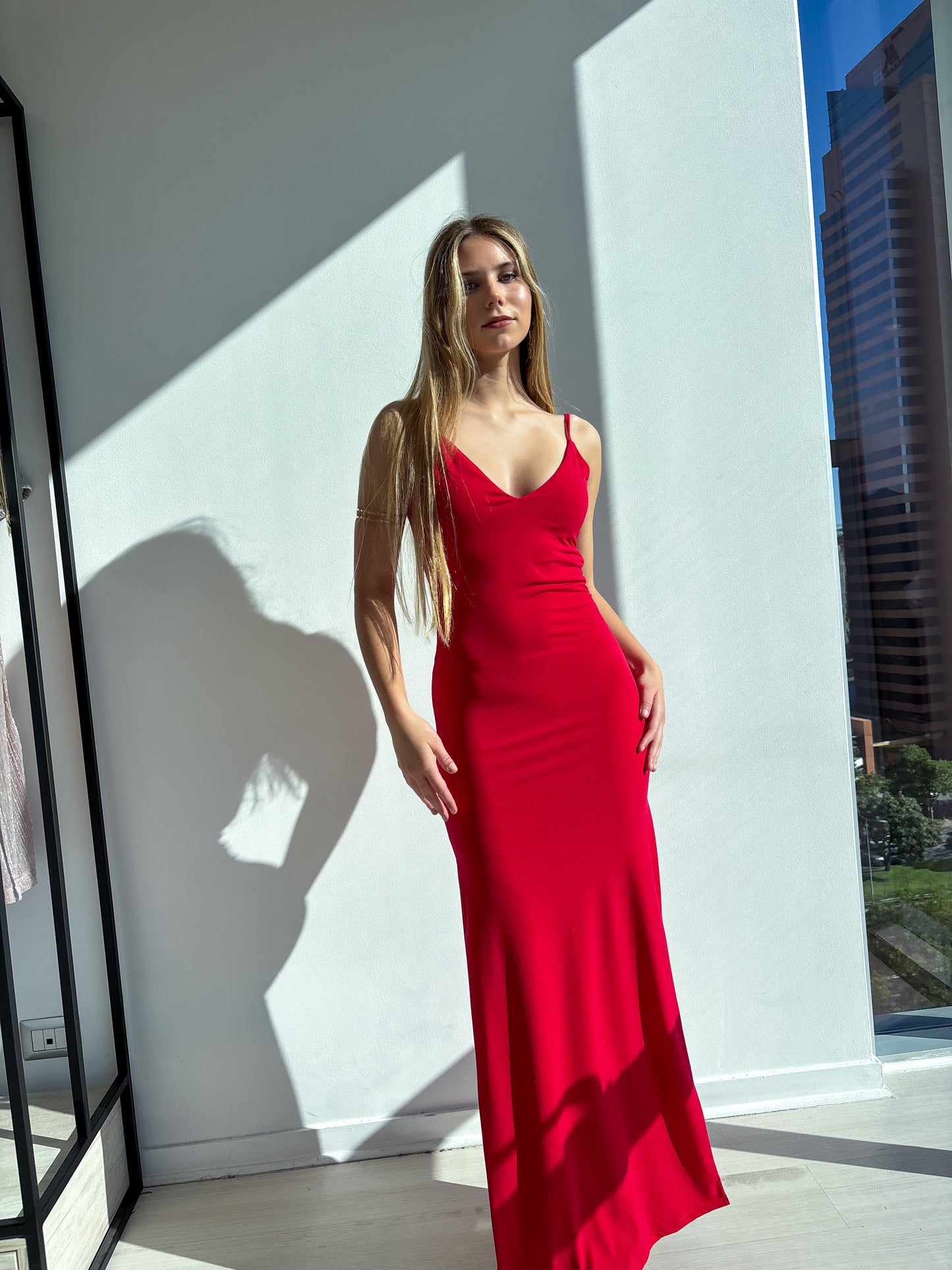 Vestido Fiorella Rojo, elegante vestido largo con corte sirena y espalda descubierta, ideal para fiestas y matrimonios.