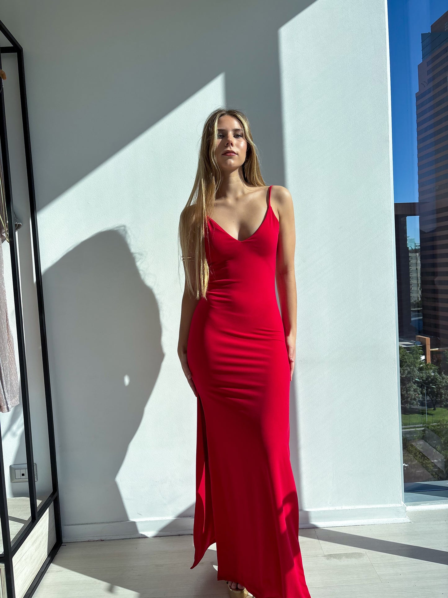 Vestido Fiorella Rojo, elegante vestido de fiesta largo con corte sirena y espalda descubierta, ideal para matrimonios y graduacion.