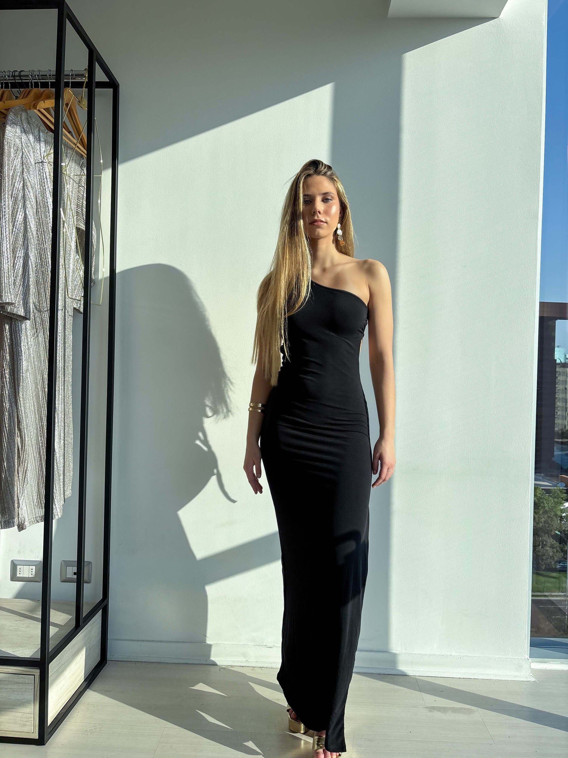 Vestido Gianna negro: elegante vestido de fiesta ajustado, corte sirena y abertura en la pierna, ideal para eventos formales.