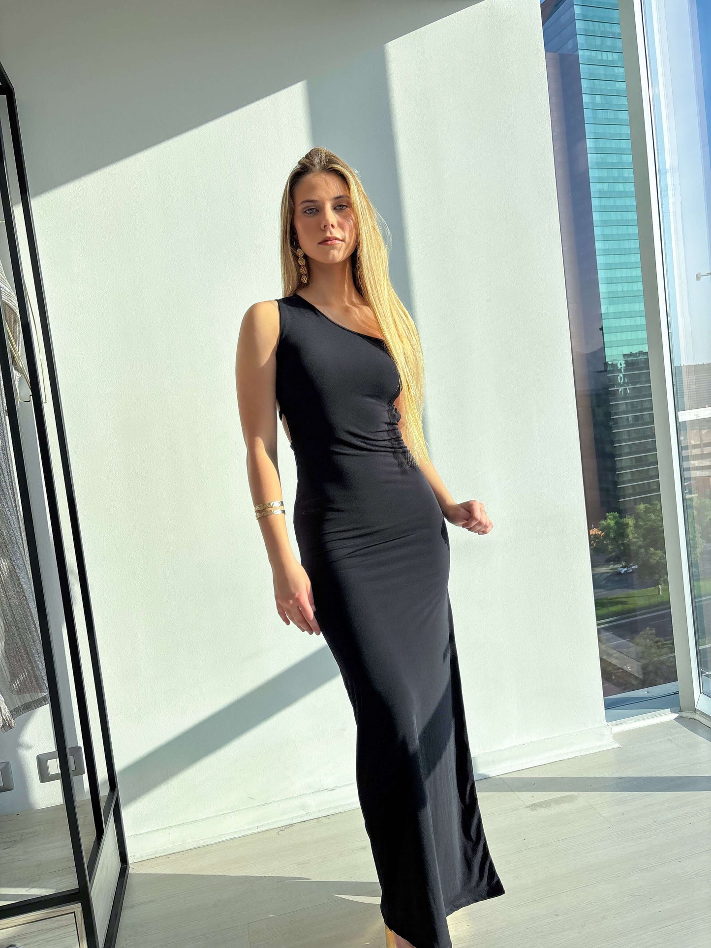 Modelo luciendo el vestido Gianna negro, elegante y de corte sirena, ideal para bodas y graduaciones.