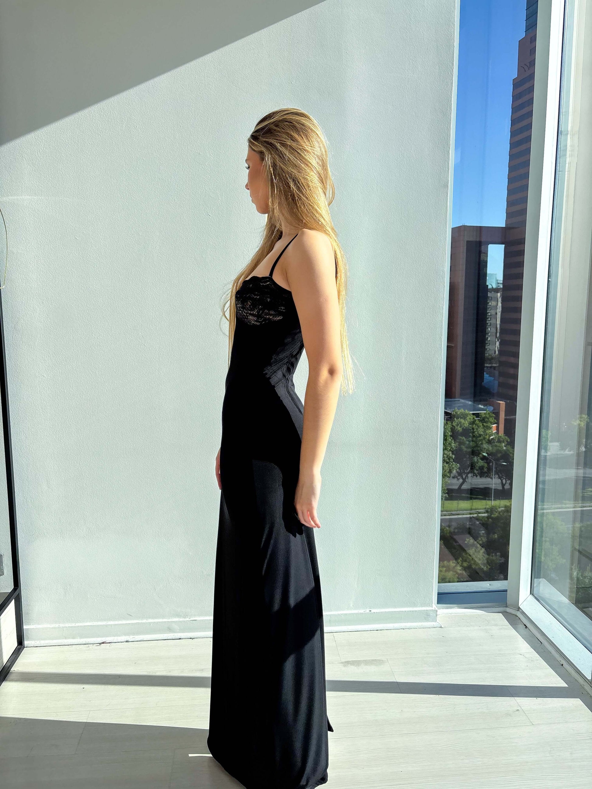 Vestido Greta Negro elegante de corte sirena, largo y con espalda descubierta, ideal para bodas y graduación.