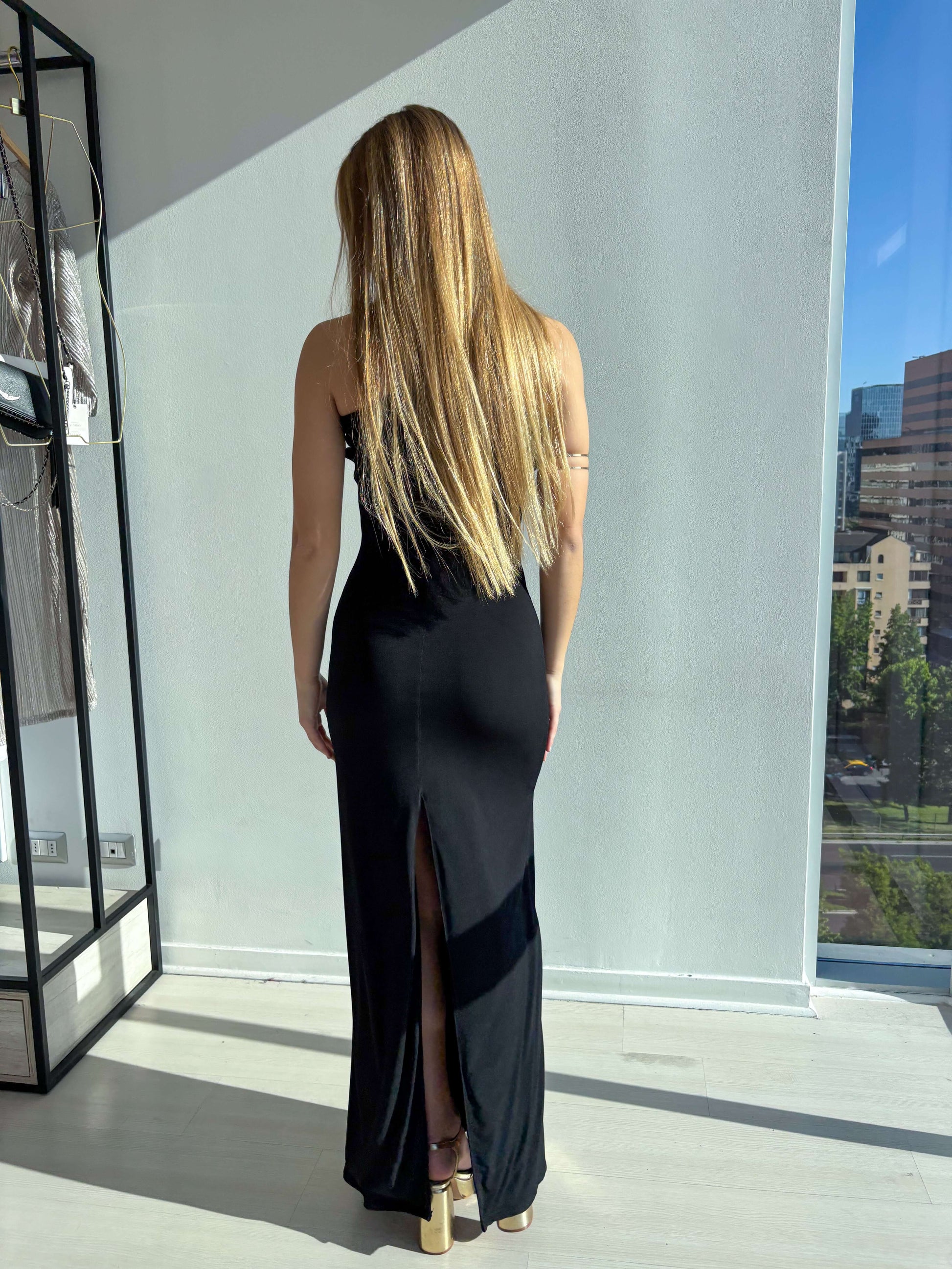 Vestido Greta Negro en color negro, elegante y de corte sirena, con tajo en la pierna y espalda descubierta.