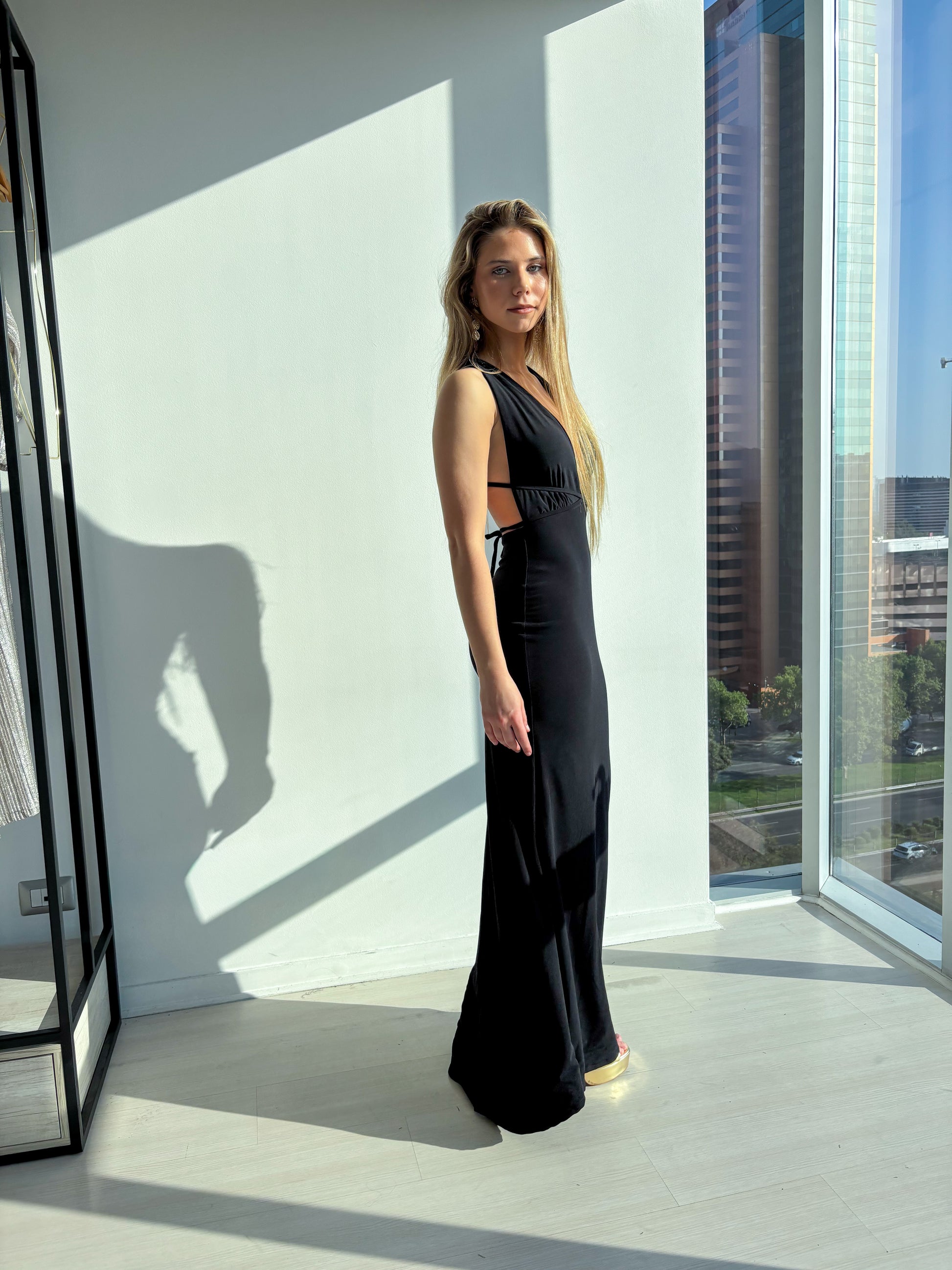 Modelo luciendo el Vestido Milán Negro, elegante y con corte sirena, ideal para bodas y graduaciones.