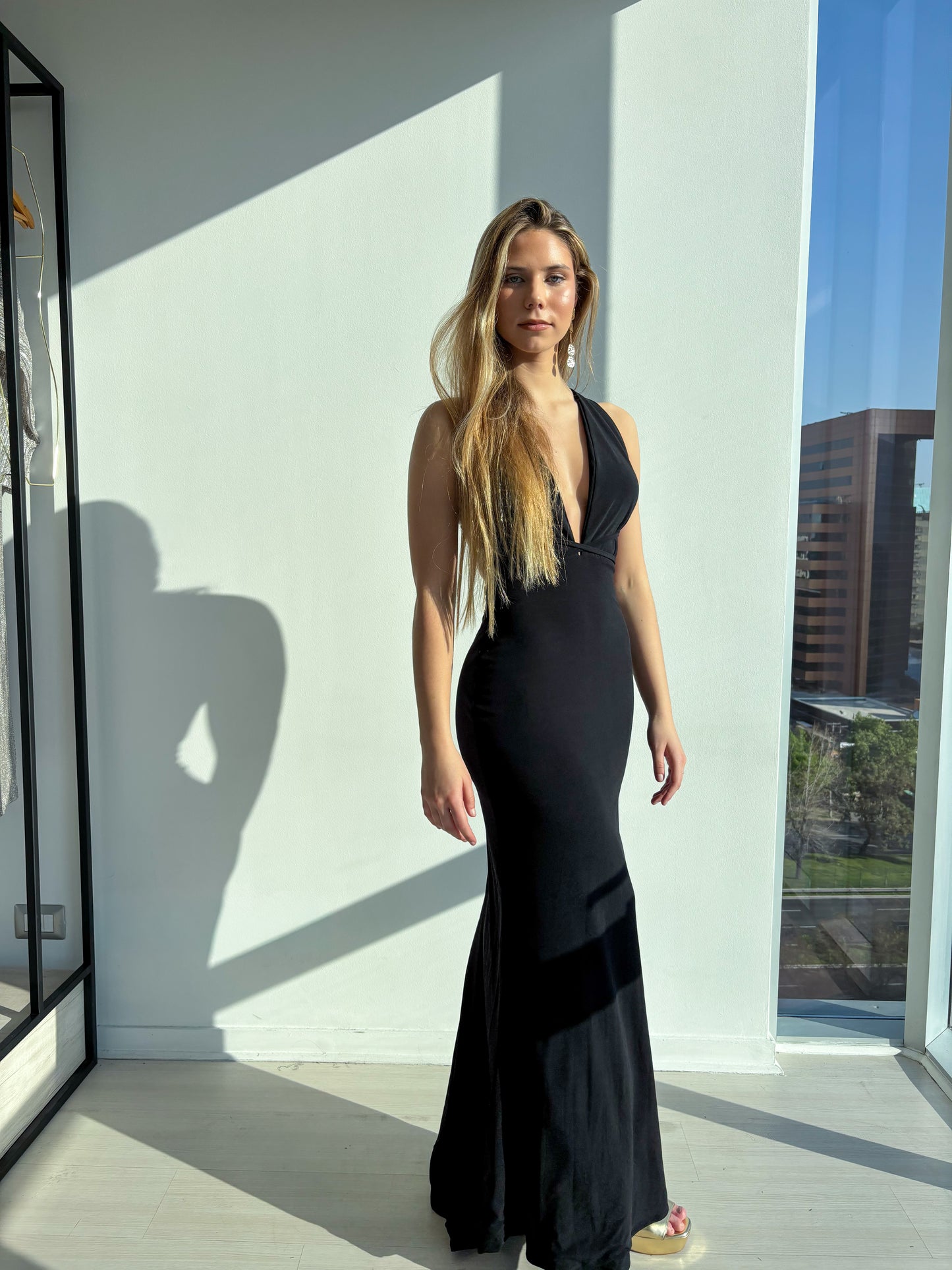 Vestido Milán Negro, elegante vestido de fiesta largo con corte sirena y espalda descubierta, ideal para matrimonios y graduaciones.