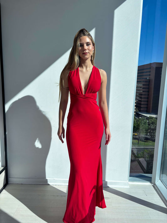 Vestido Milán Rojo en modelo, elegante diseño con tajo en la pierna, ideal para bodas y graduaciones.