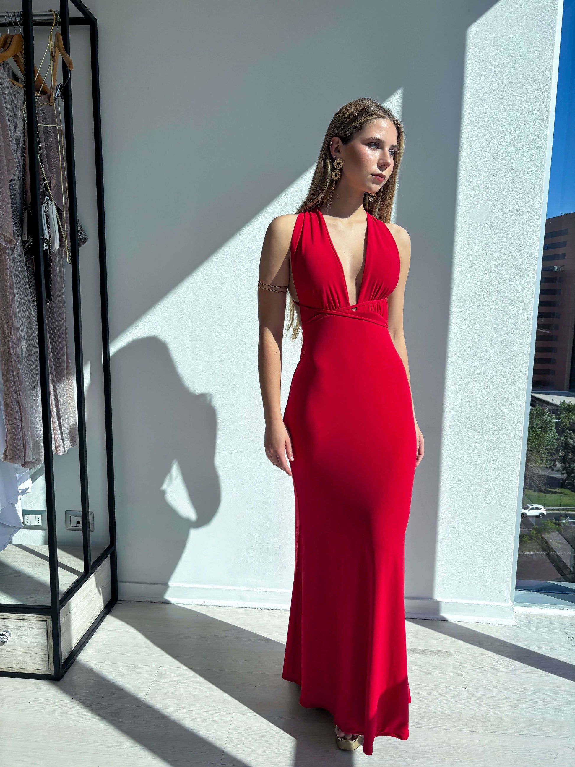 Vestido Milán Rojo: elegante vestido de fiesta largo, corte sirena y espalda descubierta, ideal para bodas y graduaciones.
