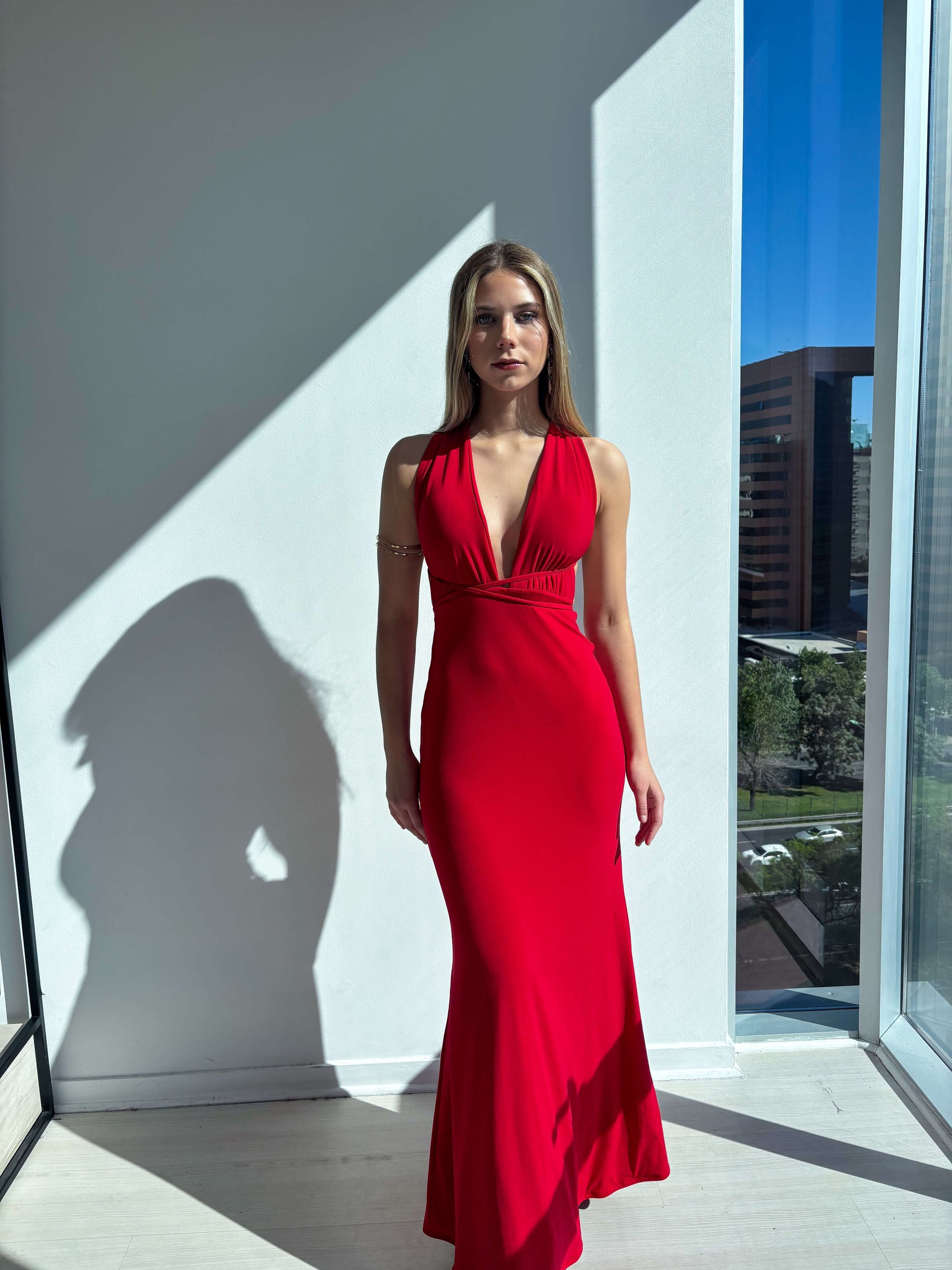 Vestido Milán Rojo elegante de corte sirena, diseño con espalda descubierta y tajo en la pierna, ideal para bodas y graduaciones.