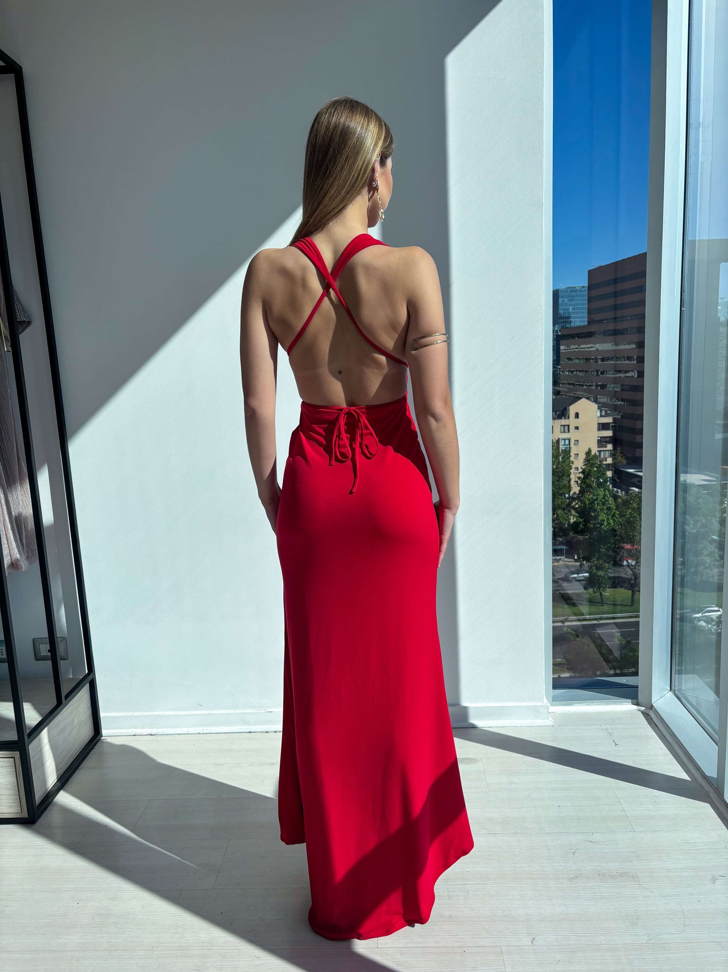 Vestido Milán Rojo de corte sirena, elegante con espalda descubierta, ideal para bodas y graduación.
