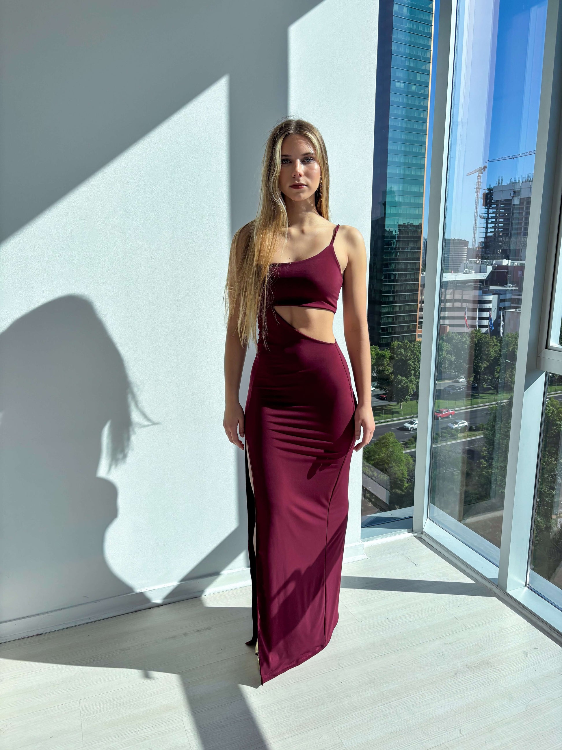 Vestido Nicoletta Burdeo, elegante vestido largo burdeos con corte sirena y espalda descubierta, ideal para bodas y graduaciones.