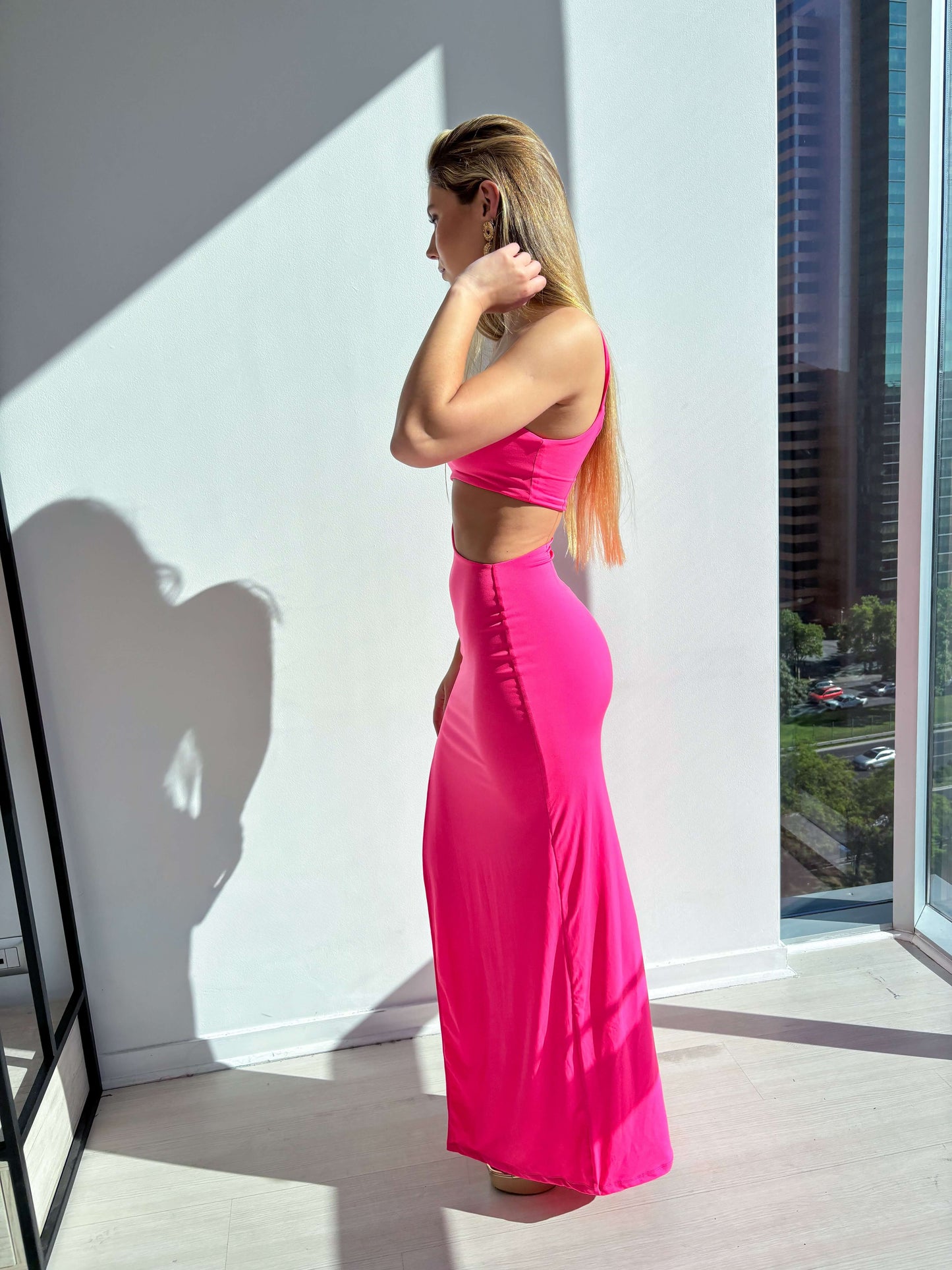 Vestido Nicoletta Fucsia, elegante y ajustado, confeccionado en material elasticado y de corte sirena.