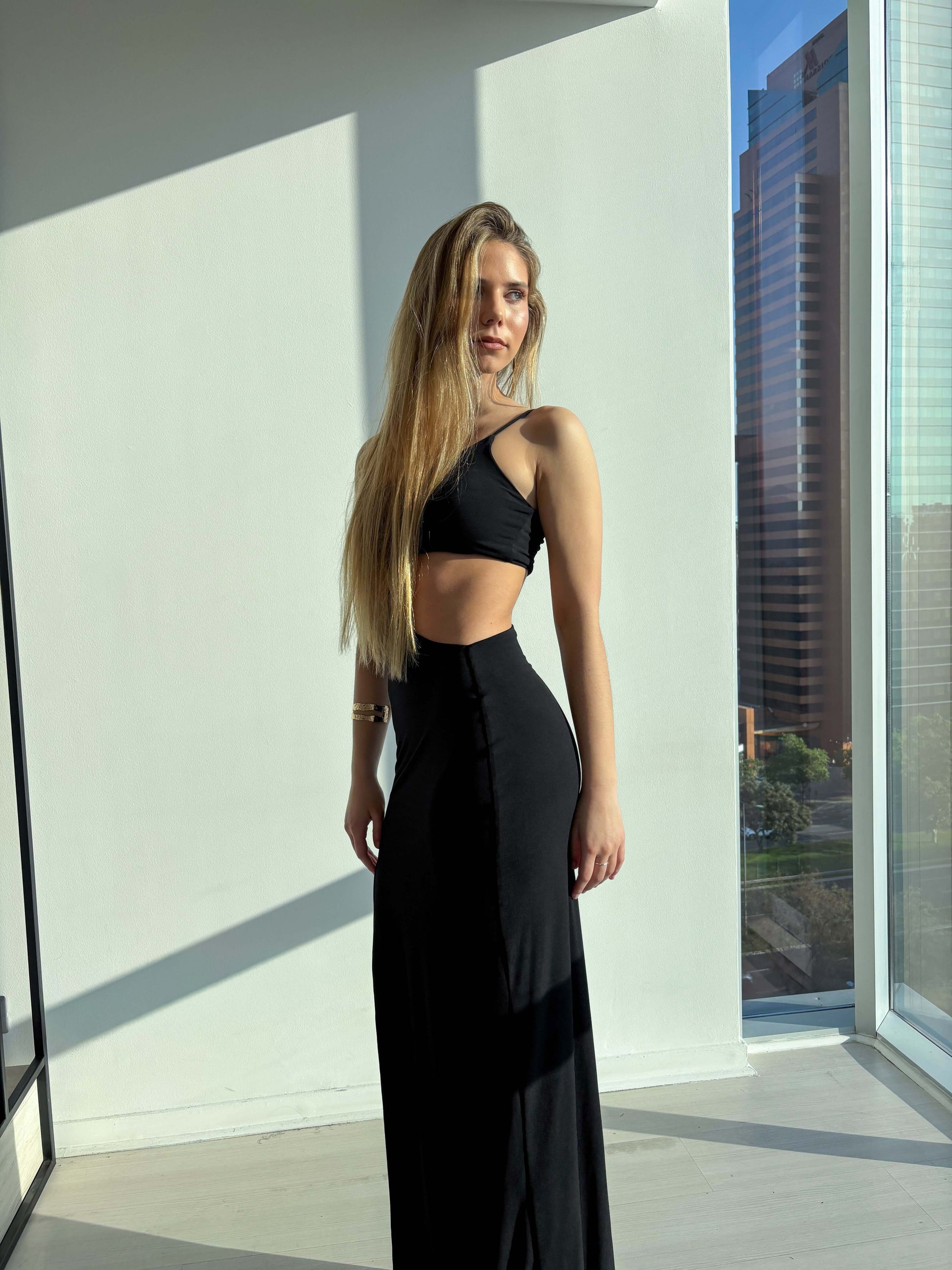 Vestido Nicoletta Negro en modelo, elegante vestido largo de fiesta con corte sirena y espalda descubierta.