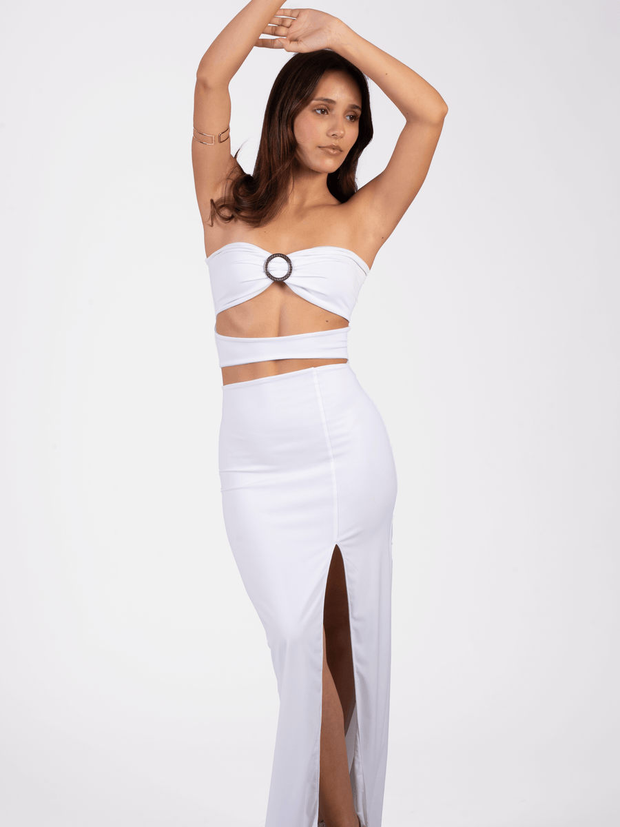 Vestido blanco elegante palabra de honor, ideal para bodas en la playa y eventos especiales, disponible en Chile.