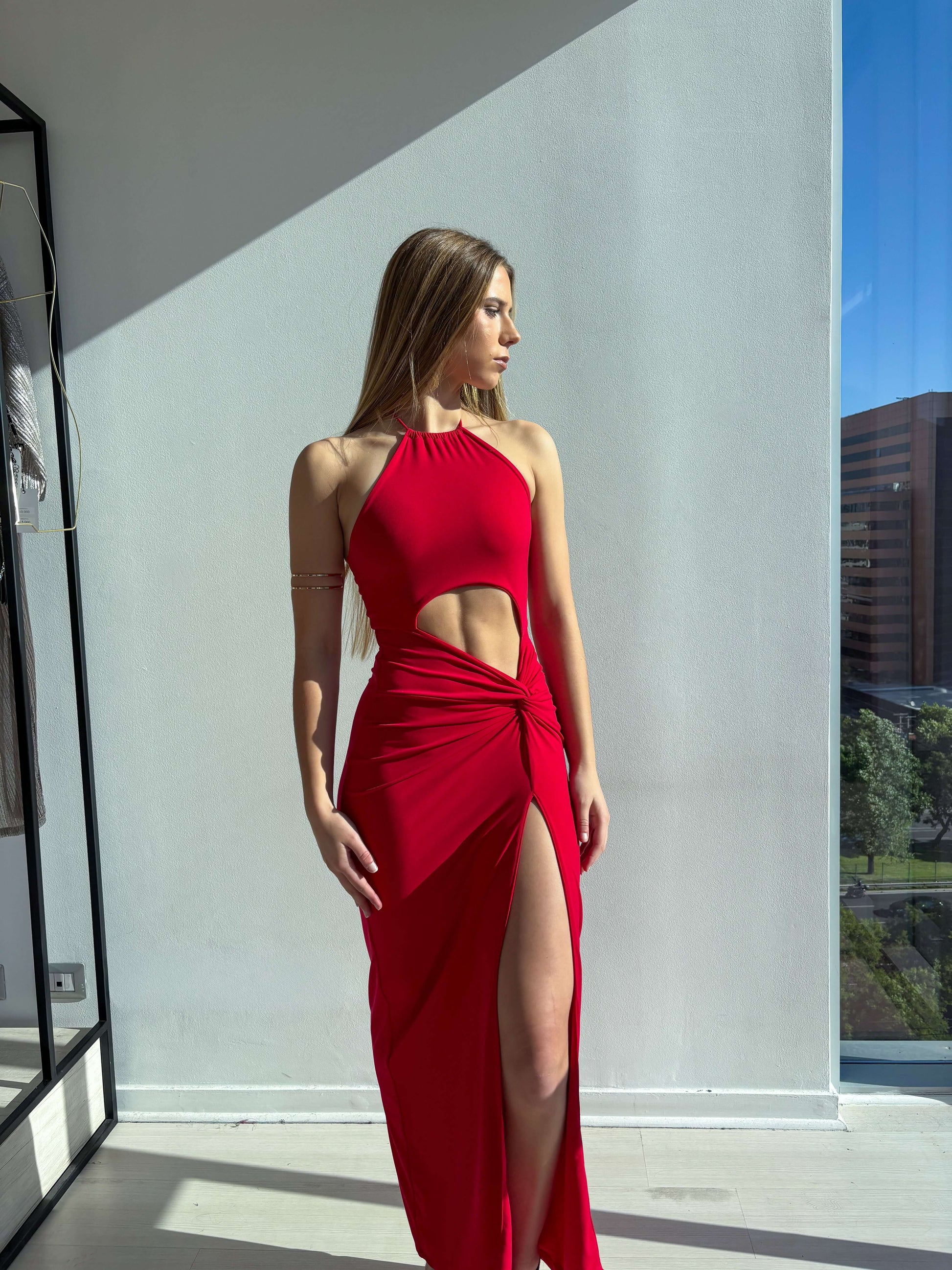 Vestido Rebecca Rojo: vestido de fiesta elegante, largo con tajo, corte sirena y espalda descubierta.