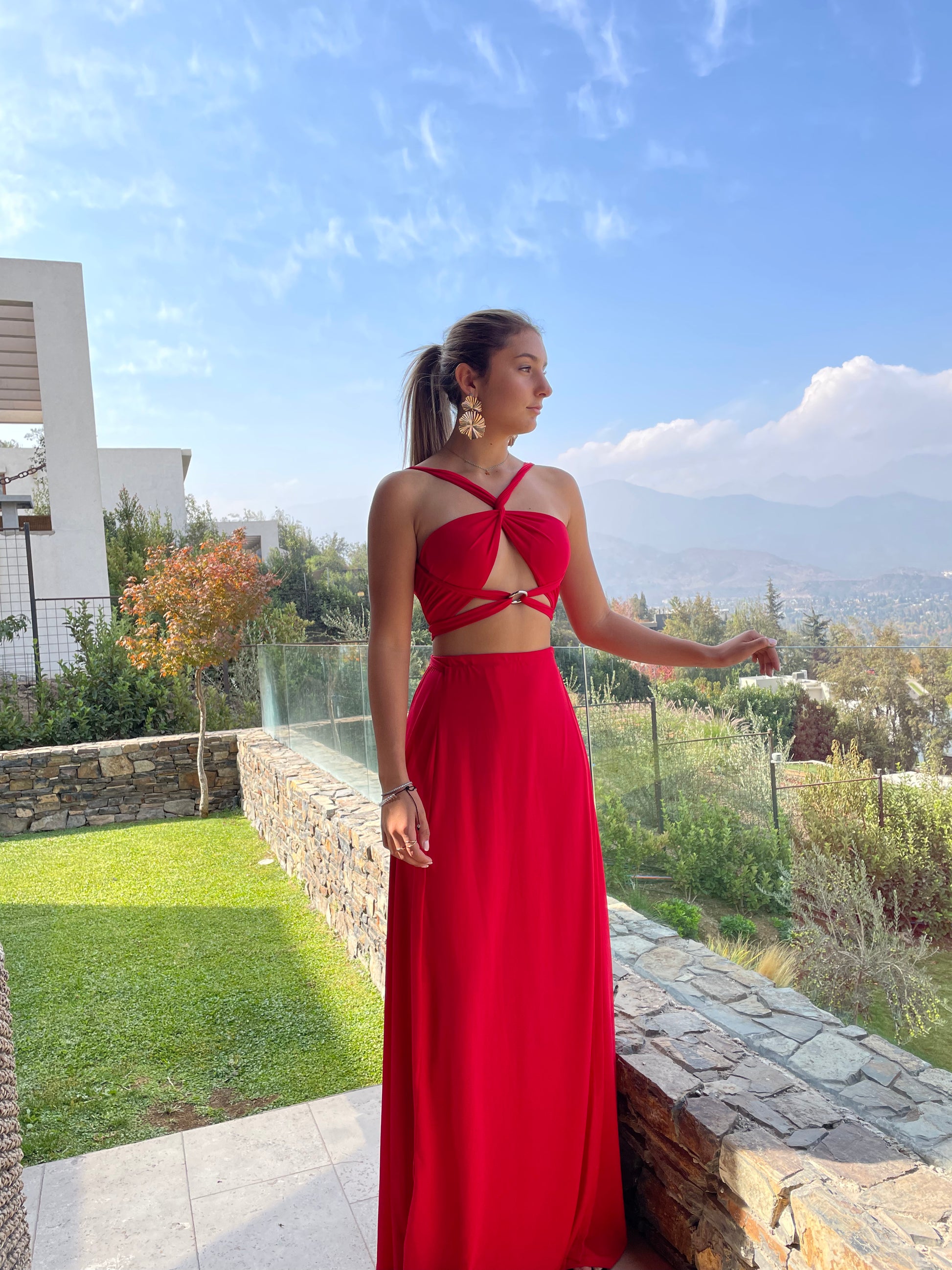 conjunto de fiesta largo rojo para bodas, galas y graduaciones, tajo en la pierda, top ajustable con argolla, tienda en vitacura, envios a todo chile